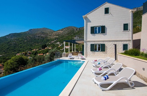 Brsecine House | House Maro-infinty pool with splendid view