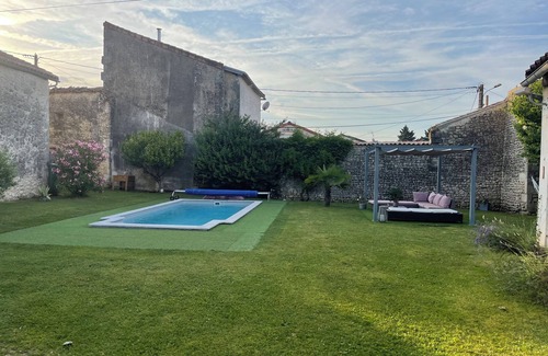 Roullet-Saint-Estephe House | House near Angoulême with heated swimming pool