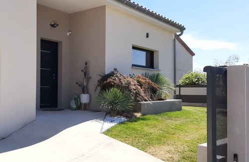 Valence House | House near downtown in private driveway