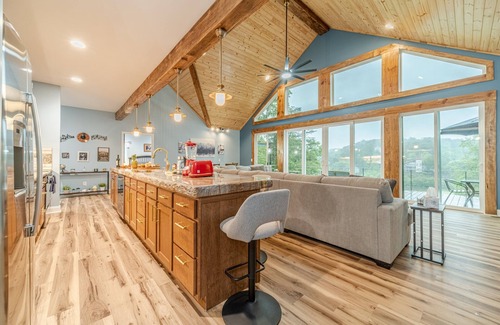 Helen House | House of Blues | Luxury Golf/Mountain Retreat | Hot Tub | Pool Table | Sauna