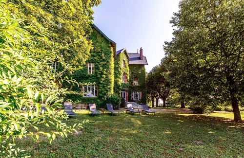 Val Marnaysien House | House of character in a green setting