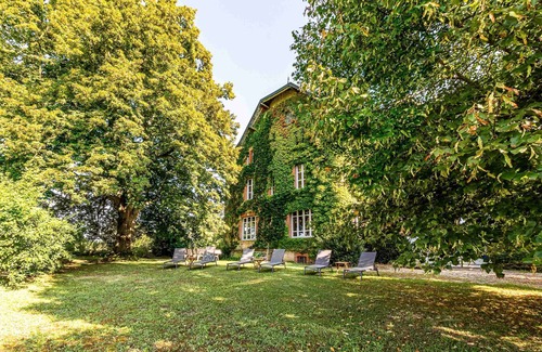 Val Marnaysien House | House of character in a green setting