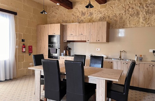 Nadur House | House of character with pool & jacuzzi for 5 persons, central yet quiet location