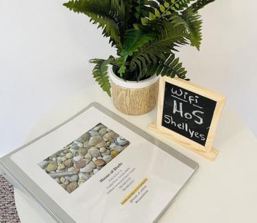 Crystal River House | House of Shells, beautiful garden, fenced yard, dog friendly, fire pit!