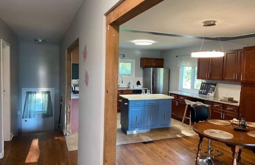 Grand Valley House | House on the bank of river