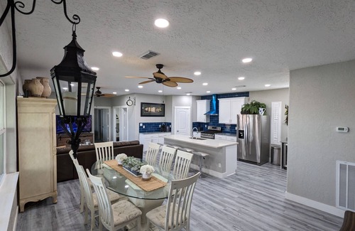 Hitchcock House | House on the bay. Fishing, crabbing, boating, kayaking close to Galveston.