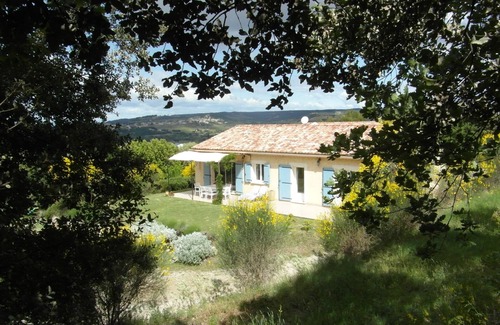 Seguret House | House on the hills of Provence overlooking vineyards .
