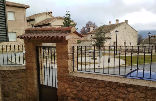 Martincano House | House overlooking the sierra "El Corralín" de Gallegos. Segovia