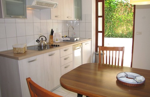 Banjole Apartment | House Rina apartments directly by the sea with whirlpool in a beautiful garden