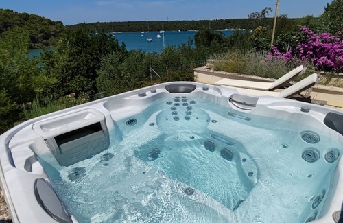 Banjole Apartment | House Rina apartments directly by the sea with whirlpool in a beautiful garden