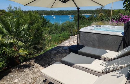 Banjole Apartment | House Rina apartments directly by the sea with whirlpool in a beautiful garden
