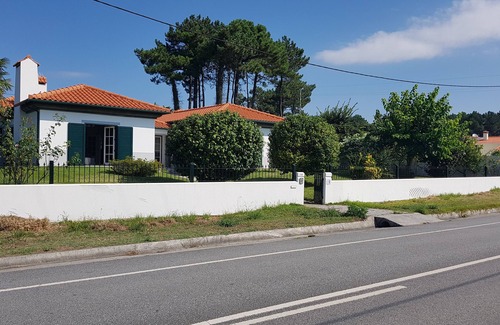Vila Praia de Ancora House | House sleeps 10 near the ocean and downtown