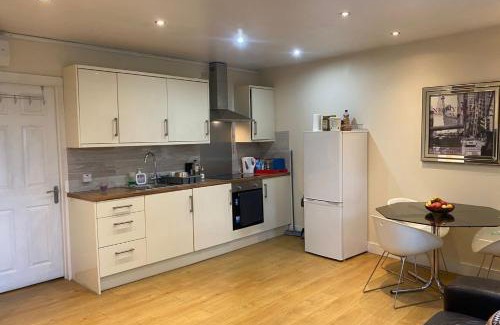 High Wycombe House | House - Sleeps 2 - Patio - Parking