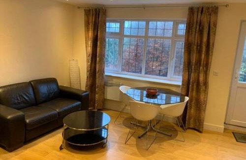 High Wycombe House | House - Sleeps 2 - Patio - Parking