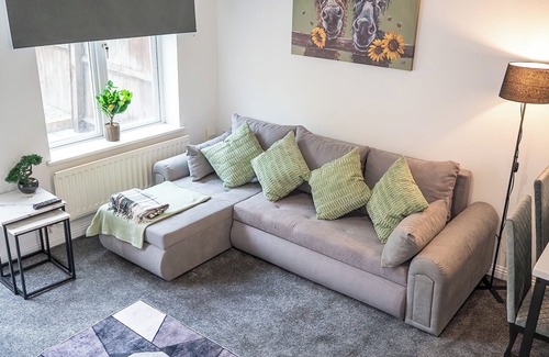 Bingham House | House Sleeps6-Garden-PetsOk-Parking-Long stay disc