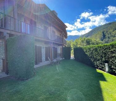 Riu de Cerdanya Ski Chalet | House surrounded by mountain and nature