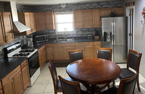 East Chicago House | House to rent / rest. 25 min away from chicago!