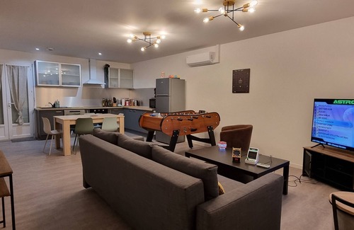 Saint-Seurin-sur-l'Isle House | House with friends/colleagues - BBQ - Netflix -2 to 9 people (table soccer 50 cts)