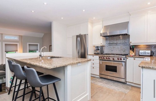 L'Ile-Bizard House | House with 3 floors and pool. Very cozy and chalet like. Near golf course.