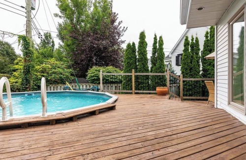 L'Ile-Bizard House | House with 3 floors and pool. Very cozy and chalet like. Near golf course.