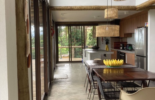 Veloso House | House with a beautiful view in Ilhabela, within a condominium near Curral beach.