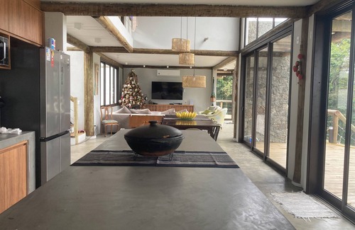 Veloso House | House with a beautiful view in Ilhabela, within a condominium near Curral beach.
