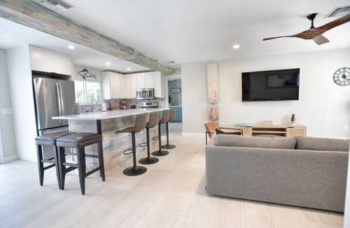 Edgewater House | House With A Boat - Boat, Heated Pool, SUP Boards