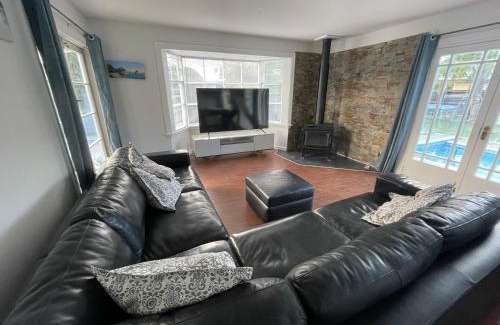 Christchurch House | House with a heated pool
