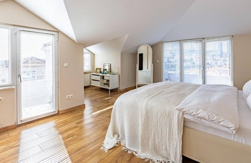 Besiktas Apartment | House with Balcony and City View in Besiktas