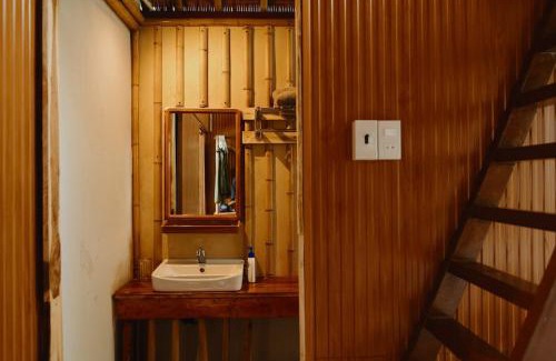 Ninh Kieu Ski Chalet | House with flowers, beautiful sunshine, geese and birds