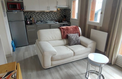 Buc House | House with independent basement and parking 2km from Versailles