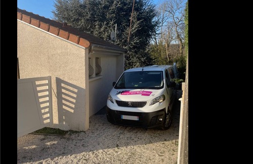 Buc House | House with independent basement and parking 2km from Versailles