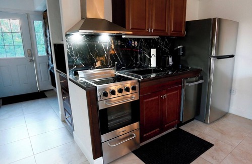 Punta Gorda House | House with Patio, Caribbean Hot-tub & Tiki Bar. Pet friendly. No cleaning charge