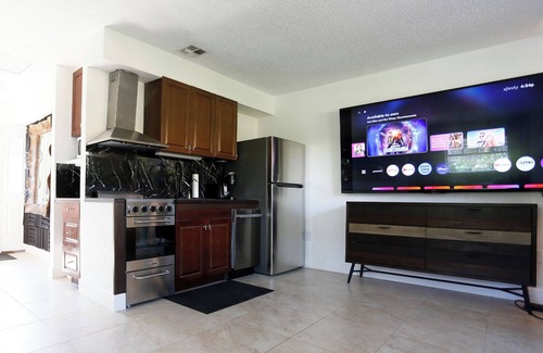 Punta Gorda House | House with Patio, Caribbean Hot-tub & Tiki Bar. Pet friendly. No cleaning charge