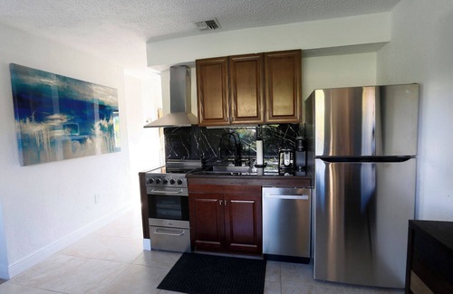 Punta Gorda House | House with Patio, Caribbean Hot-tub & Tiki Bar. Pet friendly. No cleaning charge
