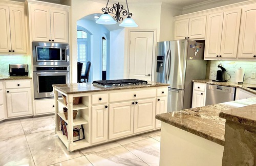 Scenic Oaks House | House with Private pool near six flags and La cantera shopping center