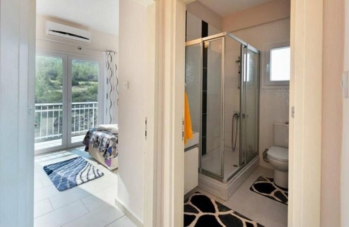 Kyrenia Villa | House with Shared Pool and Terrace 9 min to Beach