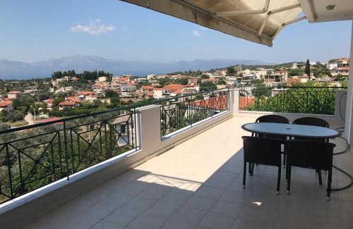 Oropos Apartment | House with view of the sea & the mountain