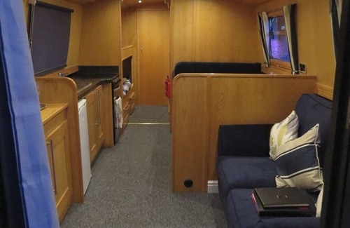 Sheffield Boat Rental | Houseboat Hotels