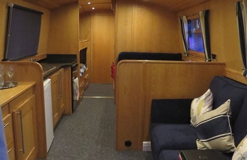 Sheffield Boat Rental | Houseboat Hotels