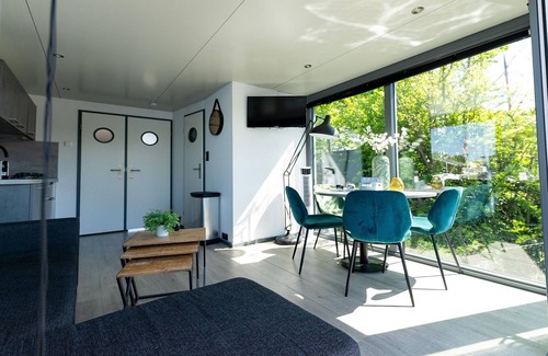 Heeg Boat Rental | Houseboat in Heeg with Stunning Marina Views
