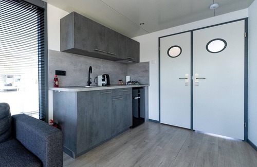 Heeg Boat Rental | Houseboat in Heeg with Stunning Marina Views