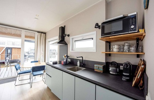 Offingawier Boat Rental | Houseboat in Sneek with Lake Views