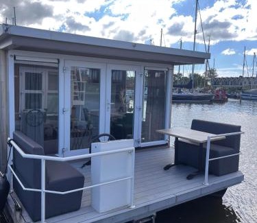 Monnickendam Boat Rental | Houseboat Maatrollie NS002