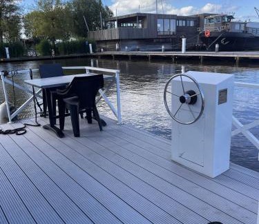 Monnickendam Boat Rental | Houseboat Maatrollie NS002