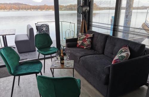 Middelaar Boat Rental | Houseboat Mookerplas with Sauna & Lake View