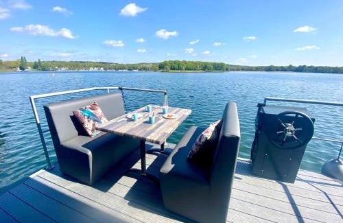 Middelaar Boat Rental | Houseboat Mookerplas with Sauna & Lake View, cleaning included