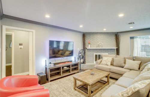 Spring Branch West House | Houston Home with Patio about 14 Mi to Downtown!