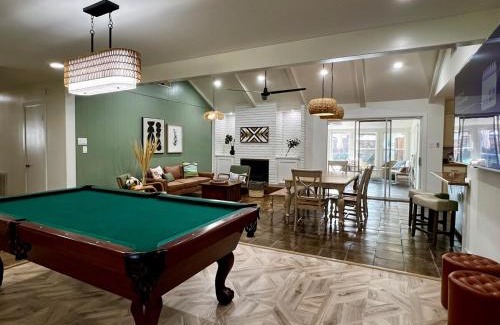 Westbury Villa | Houston Luxe Private Retreat for 16 people with Heated Pool, Big Sunroom, Billiards