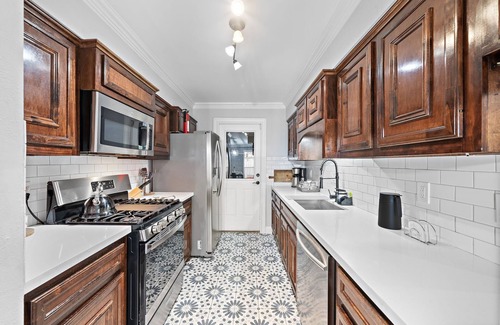 Clodine House | Houston Pool Getaway | Games | Parking WiFi | Pet